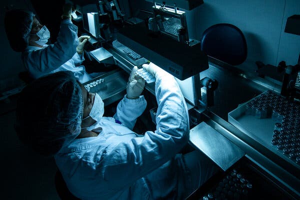 کارکنان مرکز زیست پزشکی در سائوپائولو ، برزیل ، جایی که واکسن چینی یکی از بسیاری از تولید شده است.