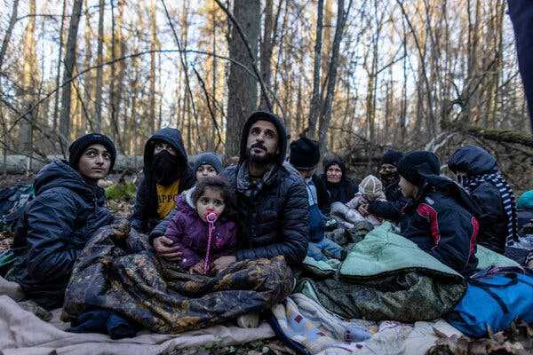 اعضای یک خانواده کرد در عراق روز سه شنبه برای گشت مرزی در جنگلی در سمت لهستان در مرز بلاروس توقف کردند.