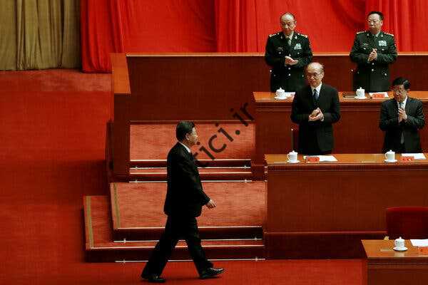 در سمت چپ، انتظار می رود مقامات حزب کمونیست این هفته تصمیم بگیرند که آیا شی جین پینگ در میان رهبران سنی کشور قرار خواهد گرفت یا خیر.