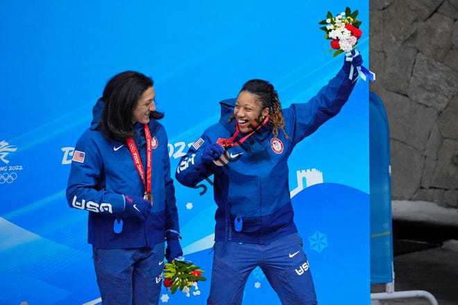 النا مایرز تیلور و سیلویا هافمن پس از کسب مدال برنز در رشته باب دو نفره در جریان المپیک پکن در مرکز اسلایدینگ یانکینگ جشن گرفتند.