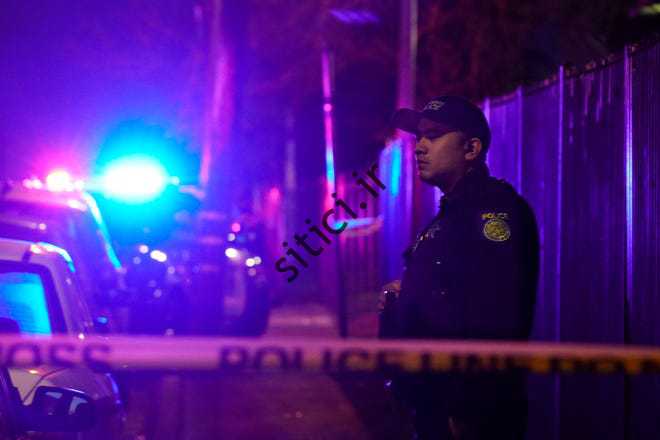یک افسر پلیس ساکرامنتو پشت نوار پلیس ایستاده و خیابان را در نزدیکی صحنه تیراندازی در ساکرامنتو، کالیفرنیا، دوشنبه، فوریه مسدود کرده است.  28، 2022.