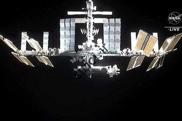 تلویزیون ناسا نمای ایستگاه فضایی بین‌المللی را از کپسول Dragon Crew-2 هنگام خنثی کردن دوشنبه ارائه کرد.