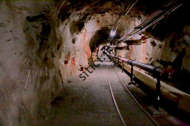 تونلی در داخل تأسیسات ذخیره‌سازی سوخت زیرزمینی Red Hill در پرل هاربر، هاوایی، در ژانویه دیده می‌شود.  26، 2018.